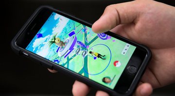 Pessoa joga Pokémon Go em smartphone - Getty Images