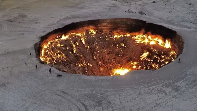Cratera conhecida como "Porta do Inferno" - Divulgação / vídeo / Youtube / National Geographic Brasil