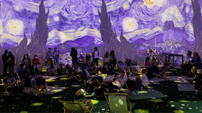 Visitantes na exposição imersiva de Van Gogh ocorrida em Londres