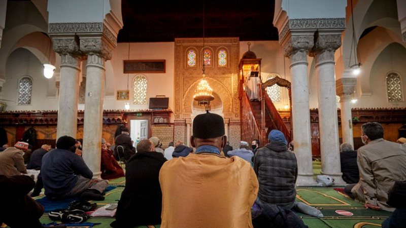Na imagem, pessoas em mesquita localizada em Paris