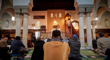 Na imagem, pessoas em mesquita localizada em Paris - Getty Images