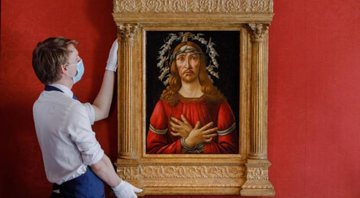 Homem segura quadro de Botticelli - Divulgação / Sotheby's