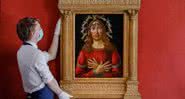 Homem segura quadro de Botticelli - Divulgação / Sotheby's
