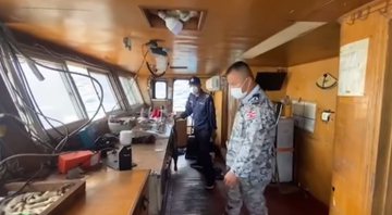 Oficiais dentro do navio encontrado - Divulgação / vídeo / Facebook / Royal Thai Navy