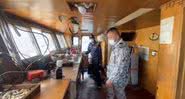 Oficiais dentro do navio encontrado - Divulgação / vídeo / Facebook / Royal Thai Navy