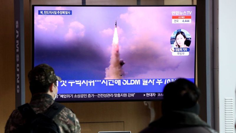 Pessoas assistem noticiário sul-coreano