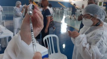 Profissionais da saúde vacinam pessoas em Botucatu - Divulgação / Adolfo Lima / TV Tem