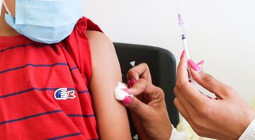 Criança recebe imunizante contra a Covid-19 - Getty Images