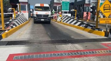 Van se aproxima de fura pneus em pedágio de Ecatepec - Divulgação / Vídeo / El Universal