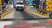 Van se aproxima de fura pneus em pedágio de Ecatepec - Divulgação / Vídeo / El Universal