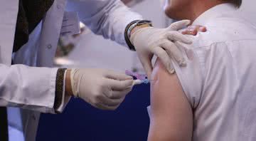 Na imagem, pessoa é vacinada - Getty Images