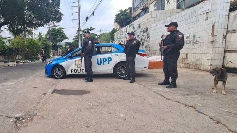 Policiais na comunidade do Jacarezinho