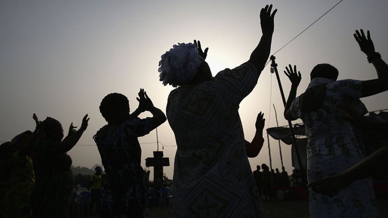 Imagem ilustrativa de pessoas durante evento religioso na Libéria - Getty Images