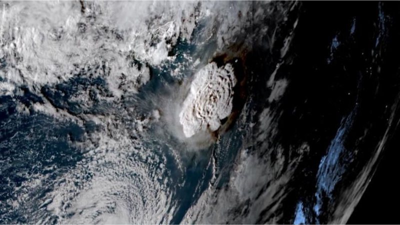 Imagem de satélite da erupção em Tonga