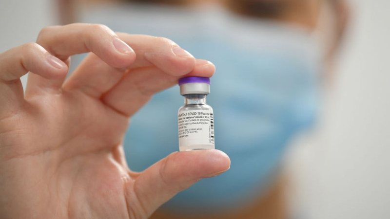 Profissional da saúde segura frasco de vacina contra a Covid-19