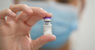 Profissional da saúde segura frasco de vacina contra a Covid-19 - Getty Images