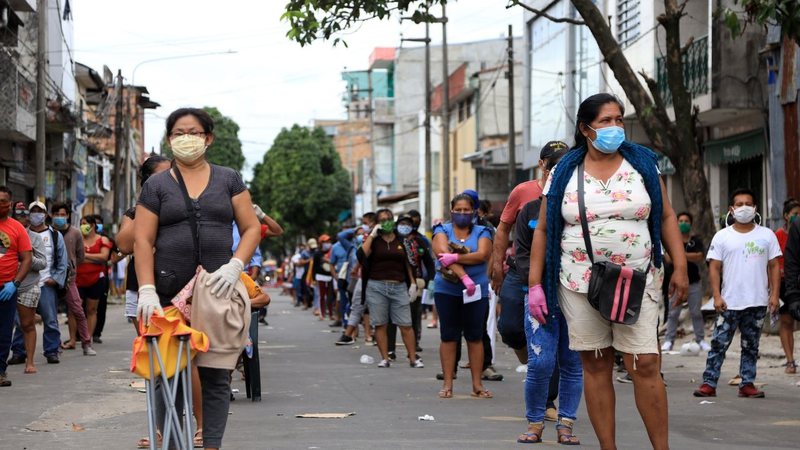 Utilizando máscaras, peruanos realizam distanciamento em rua do país