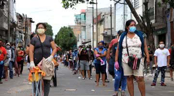 Utilizando máscaras, peruanos realizam distanciamento em rua do país - Getty Images
