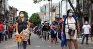Utilizando máscaras, peruanos realizam distanciamento em rua do país - Getty Images