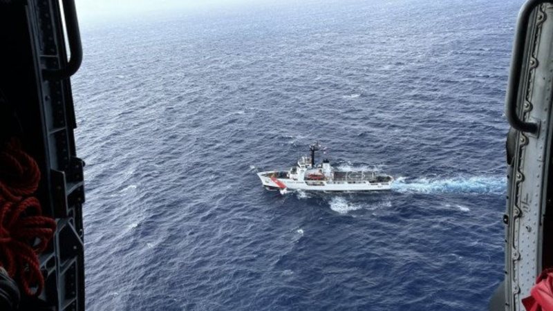 Na imagem, embarcação da Guarda Costeira norte-americana durante buscas - Divulgação / Twitter / @USCGSouthest