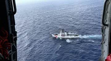 Na imagem, embarcação da Guarda Costeira norte-americana durante buscas - Divulgação / Twitter / @USCGSouthest