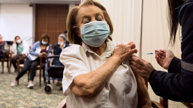 Idosa recebe vacina contra a Covid-19, em Israel - Getty Images
