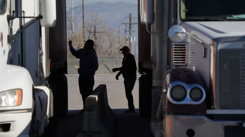 Imagem ilustrativa de caminhoneiros ao lado de seus veículos - Getty Images