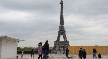 Pessoas caminham próximas à Torre Eiffel - Getty Images