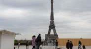 Pessoas caminham próximas à Torre Eiffel - Getty Images