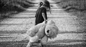 Imagem ilustrativa de criança com bicho de pelúcia - Imagem de Greyerbaby via Pixabay