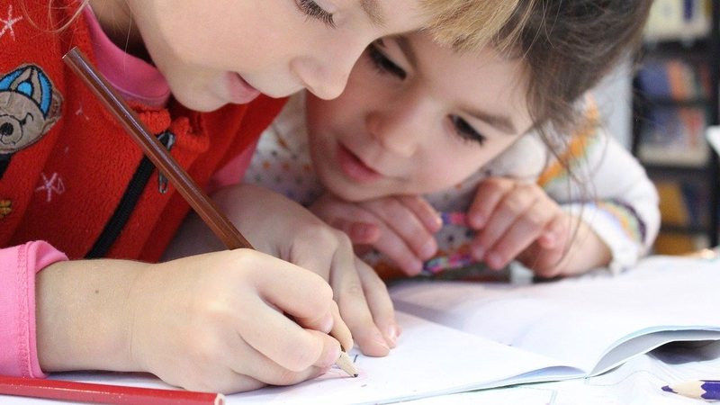 Crianças escrevem em caderno - Imagem de klimkin via Pixabay