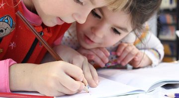 Crianças escrevem em caderno - Imagem de klimkin via Pixabay