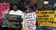 Pessoas seguram cartazes em repúdio à prisão de Yago - Divulgação / TV Globo