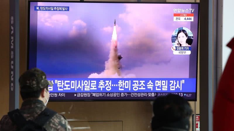 Sul-coreanos assistem ao lançamento de um míssil norte-coreano pela TV - Getty Images