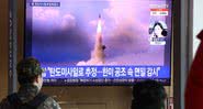 Sul-coreanos assistem ao lançamento de um míssil norte-coreano pela TV - Getty Images