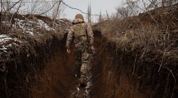 Soldado em trincheira na Ucrânia - Getty Images