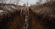 Soldado em trincheira na Ucrânia - Getty Images