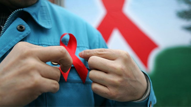 Laço vermelho, símbolo mundial da luta contra a AIDS - Getty Images