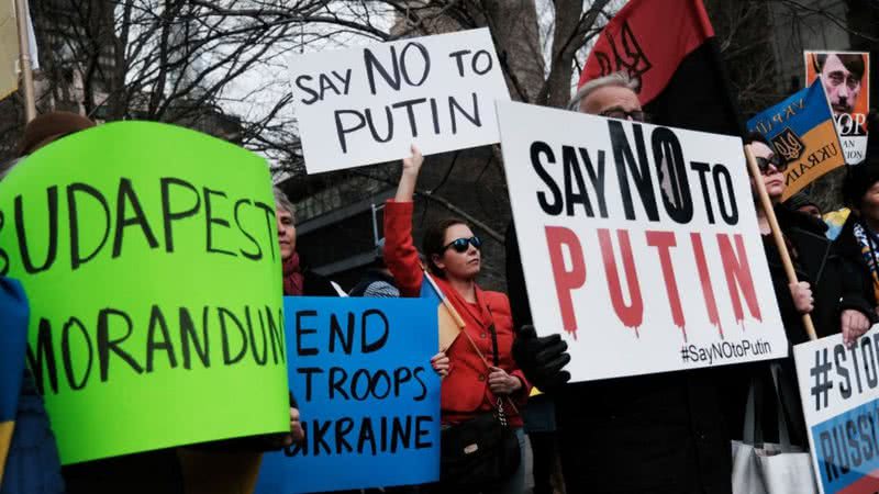Manifestantes protestam em defesa da Ucrânia - Getty Images