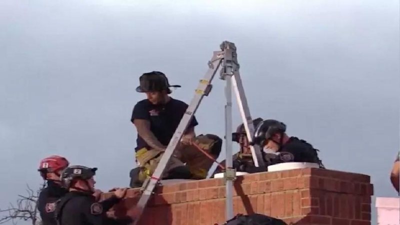 Equipe de resgate socorre a mulher presa na chaminé - Divulgação / ONSCENE TV