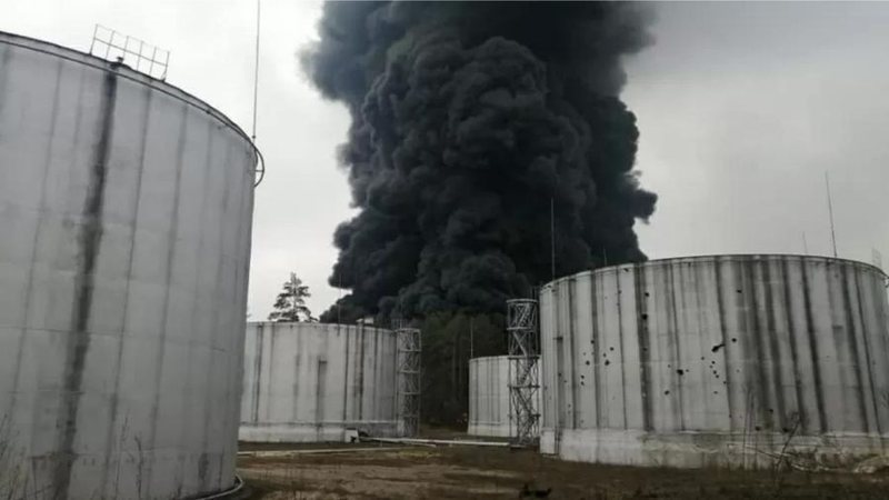 Depósito de petróleo que foi atingido durante ataque aéreo