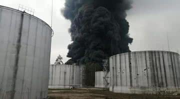 Depósito de petróleo que foi atingido durante ataque aéreo - Divulgação / Serviço de Estado da Ucrânia para Emergências
