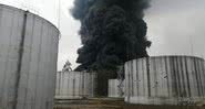 Depósito de petróleo que foi atingido durante ataque aéreo - Divulgação / Serviço de Estado da Ucrânia para Emergências