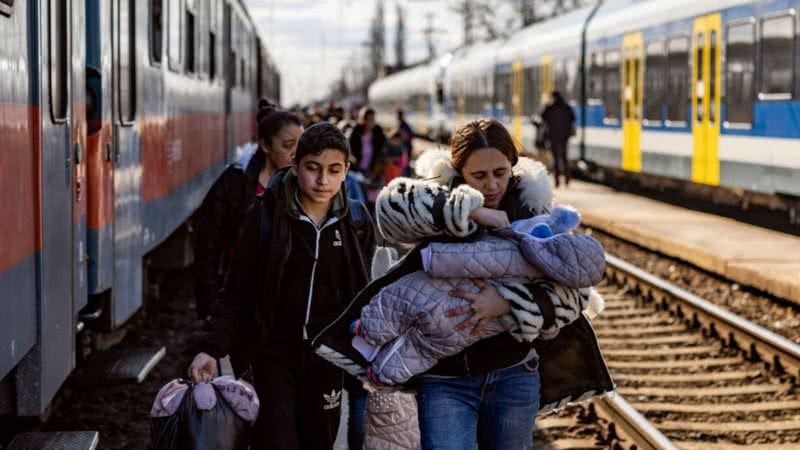 Famílias ucranianas chegam à Hungria fugindo da guerra