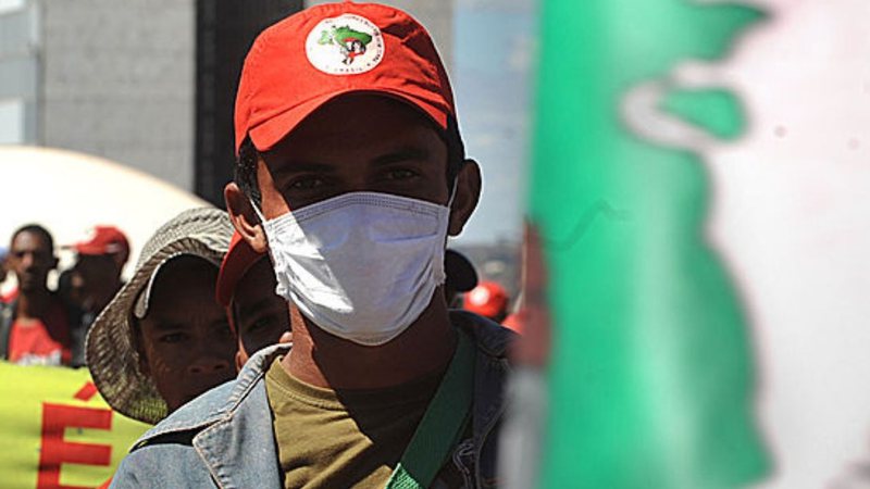 Militante do MST utiliza boné do movimento - Wikimedia Commons / Marcello Casal JR / ABr