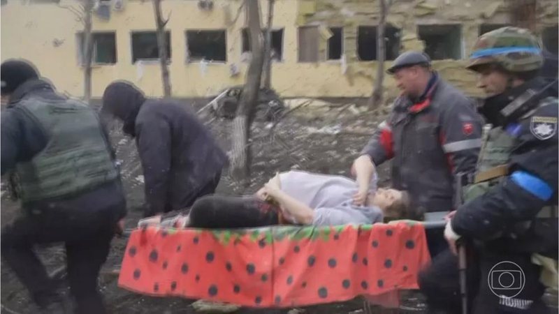 Mulher grávida é retirada de hospital bombardeado