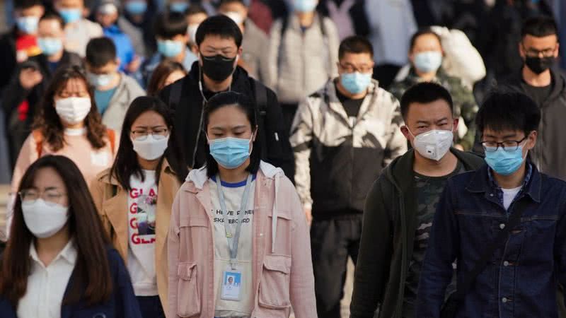 Cidadãos chineses caminham pelas ruas de Pequim