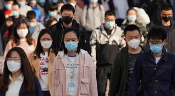 Cidadãos chineses caminham pelas ruas de Pequim - Getty Images