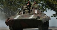 Soldados em tanque de guerra - Getty Images