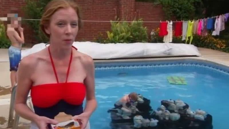 Jeni Cox ao lado de sua piscina